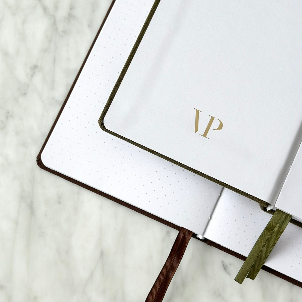 Details of VOIR bullet journals including gold foil logo inside the cover and 5 mm dot grid pages.